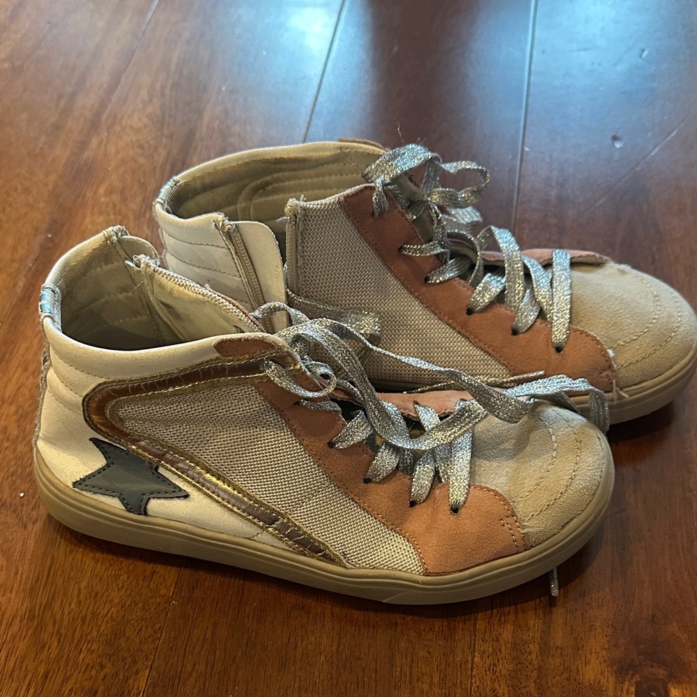 ShuShop Kids High-Top Sneakers with Silver and Tan Accents
